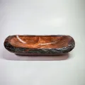 Cuenco artesanal de madera visto en ángulo diagonal, resaltando la profundidad y textura