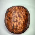 Cuenco artesanal de madera con vetas únicas y corteza natural