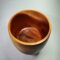 Cuenco artesanal de madera de caoba con vetas oscuras internas, visto desde arriba y ligeramente al frente sobre fondo blanco